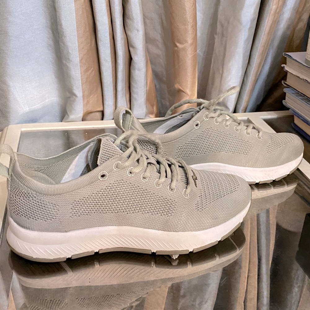 Athletic shoes